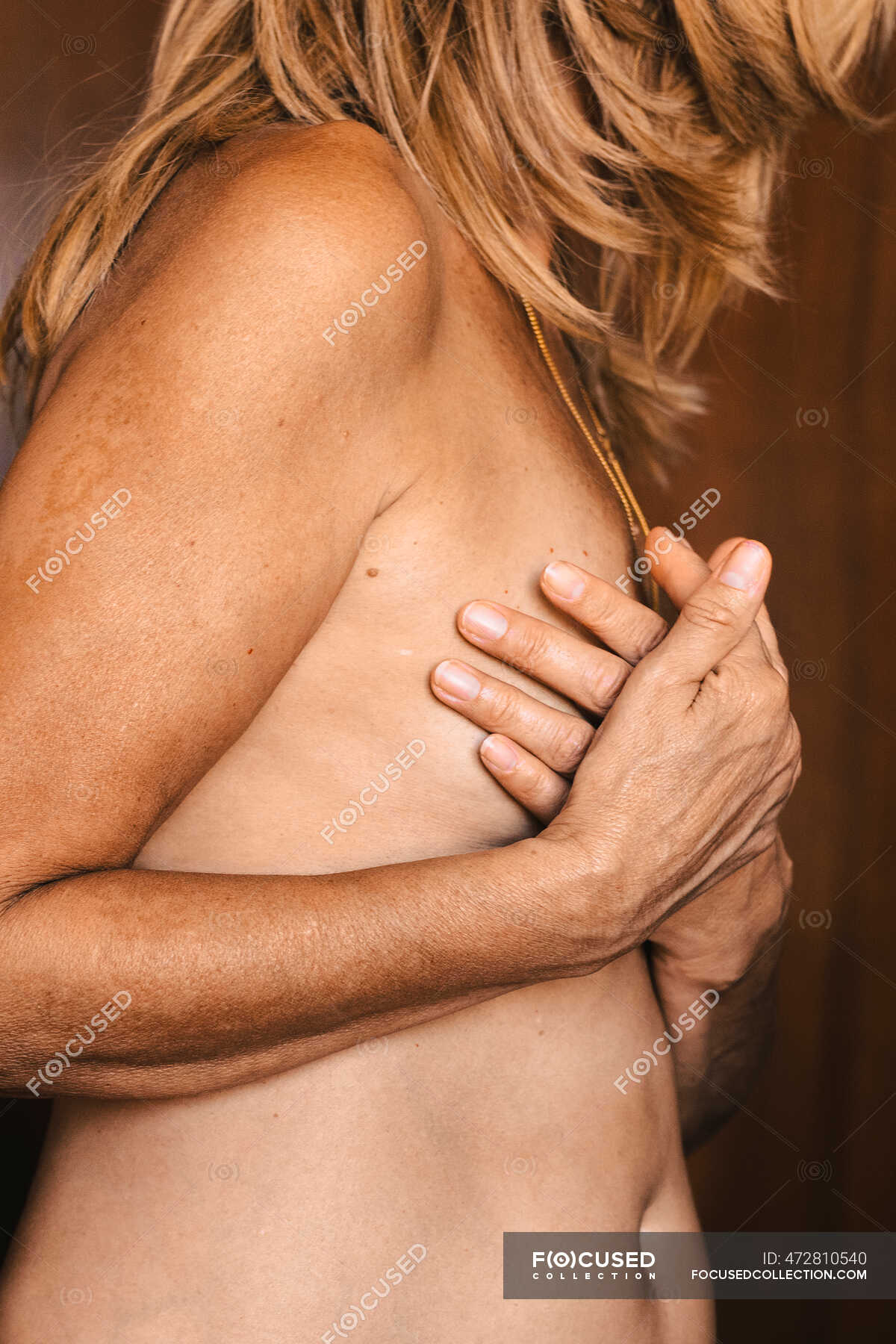 Primer plano de una mujer mayor desnuda tocándose el pecho — ESPAÑA, Salud y medicina