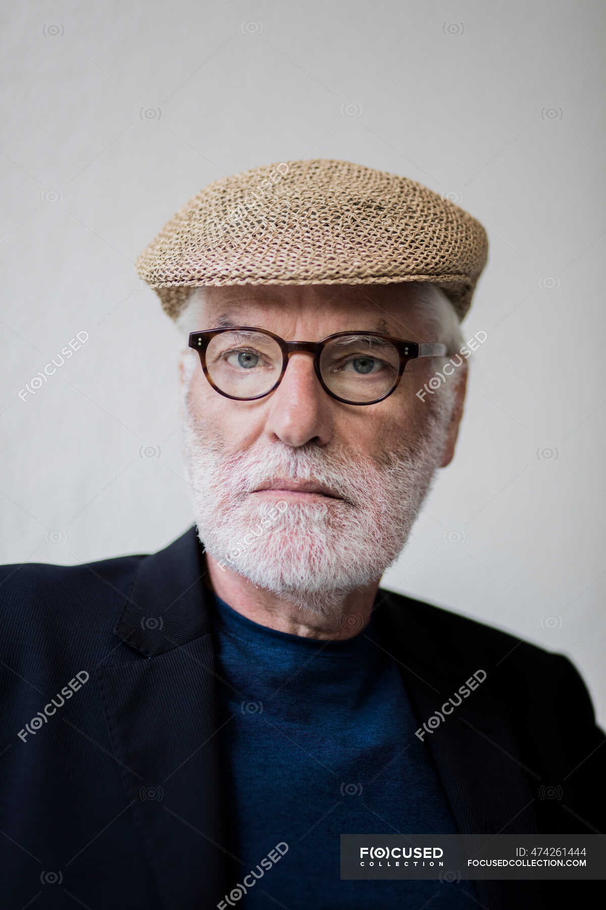 Portrait of bearded senior man with white hair wearing cap — arrogant,  sports jacket - Stock Photo | #474261444