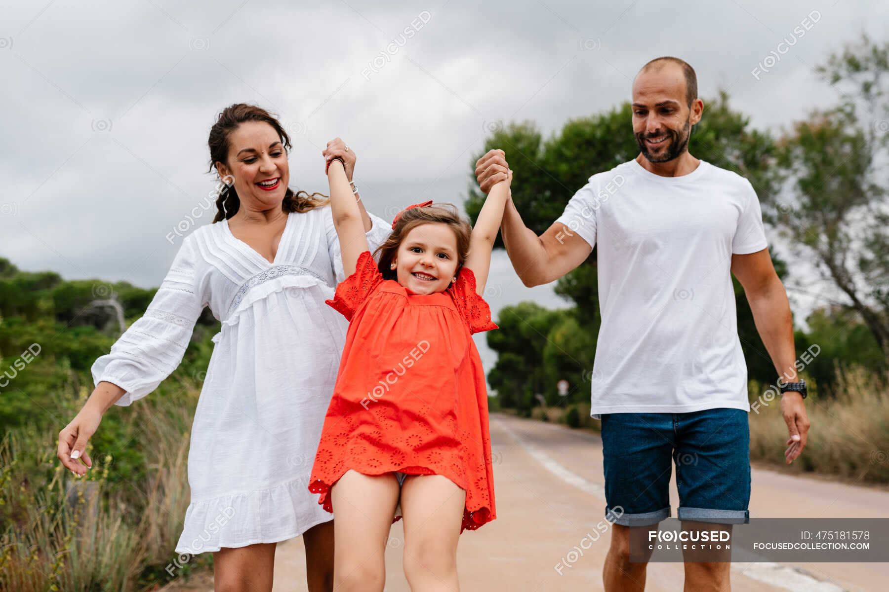 Padres Felices Levantando Hija En El Campo — Vinculación Manteniendo