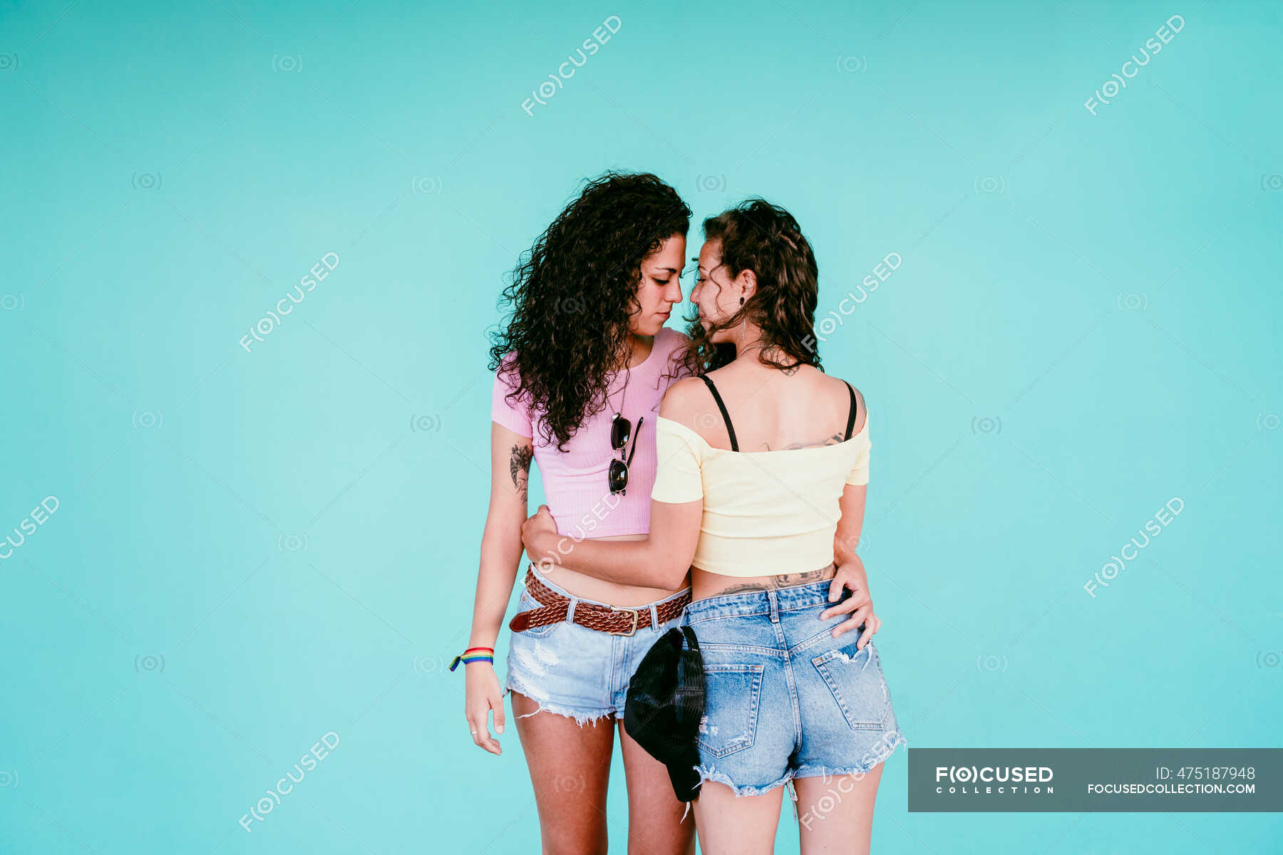 Lesbian shorts. Фото скина и панка стоящих в обнимку.