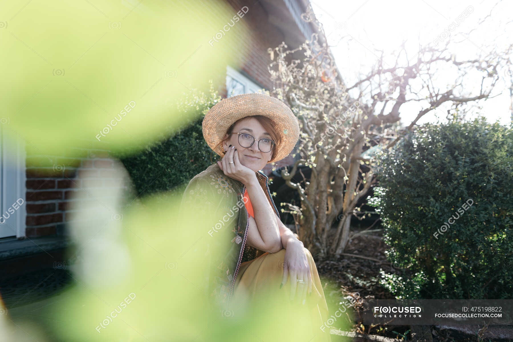 Retrato De Mujer Madura Sonriente Con Sombrero De Paja Sentado Frente A La Casa Unifamiliar 1610