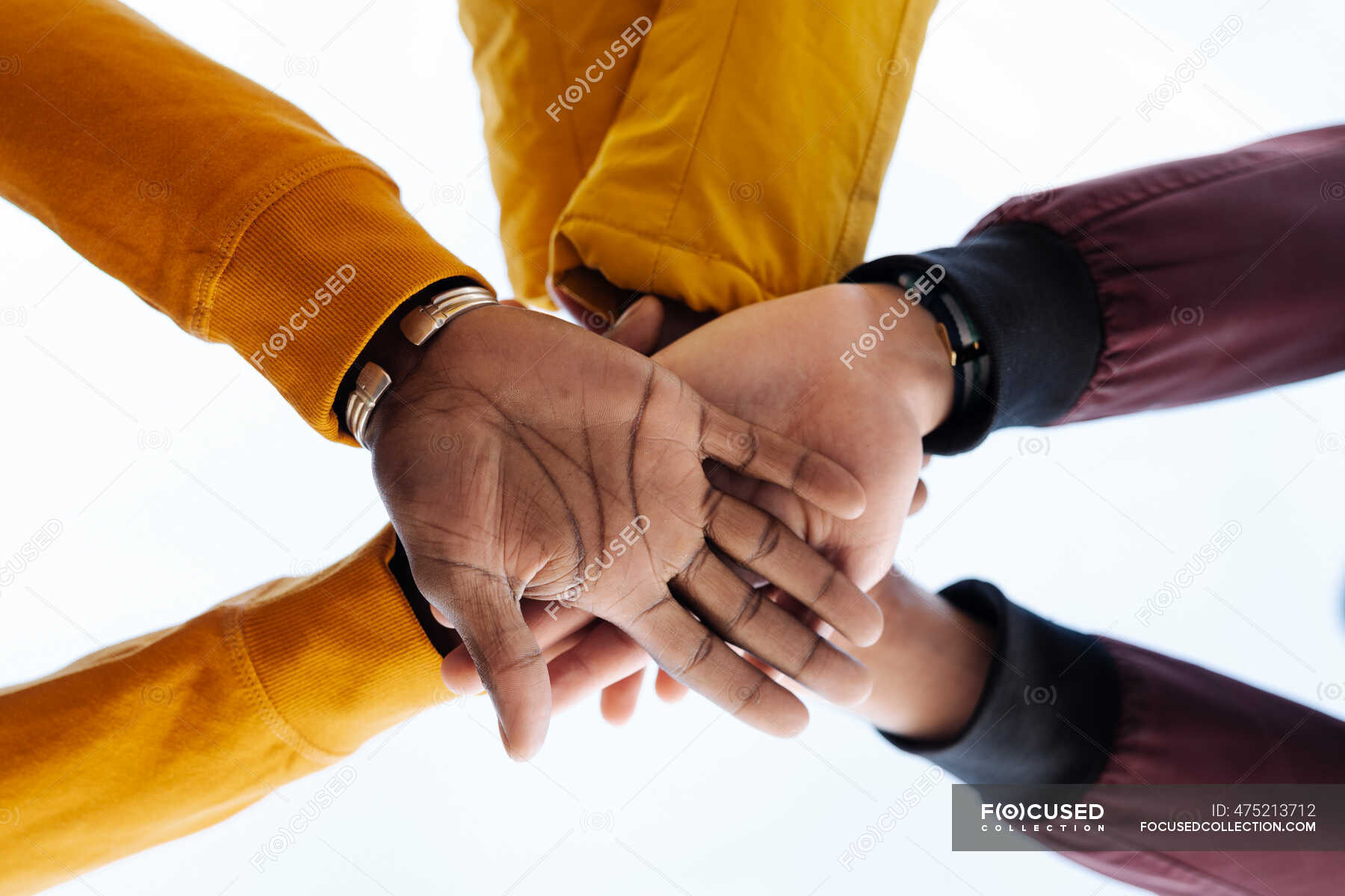 5 друзей пожали друг другу руки сколько