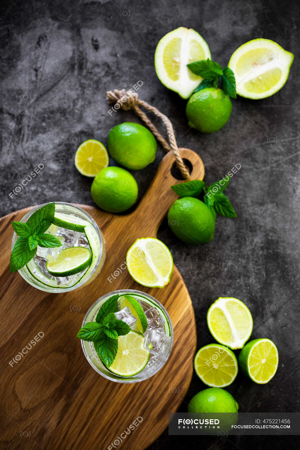 Gin Tonic mit Zitrone, Minze und Gurke — Aussicht, Kopierraum - Stock ...