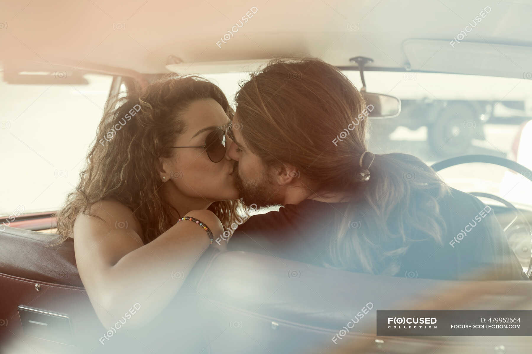 Целуется девушки девушкой машине. Поцелуй в машине. Страстные поцелуи в машине. Картинки целуются в машине. Позы для поцелуя в машине.