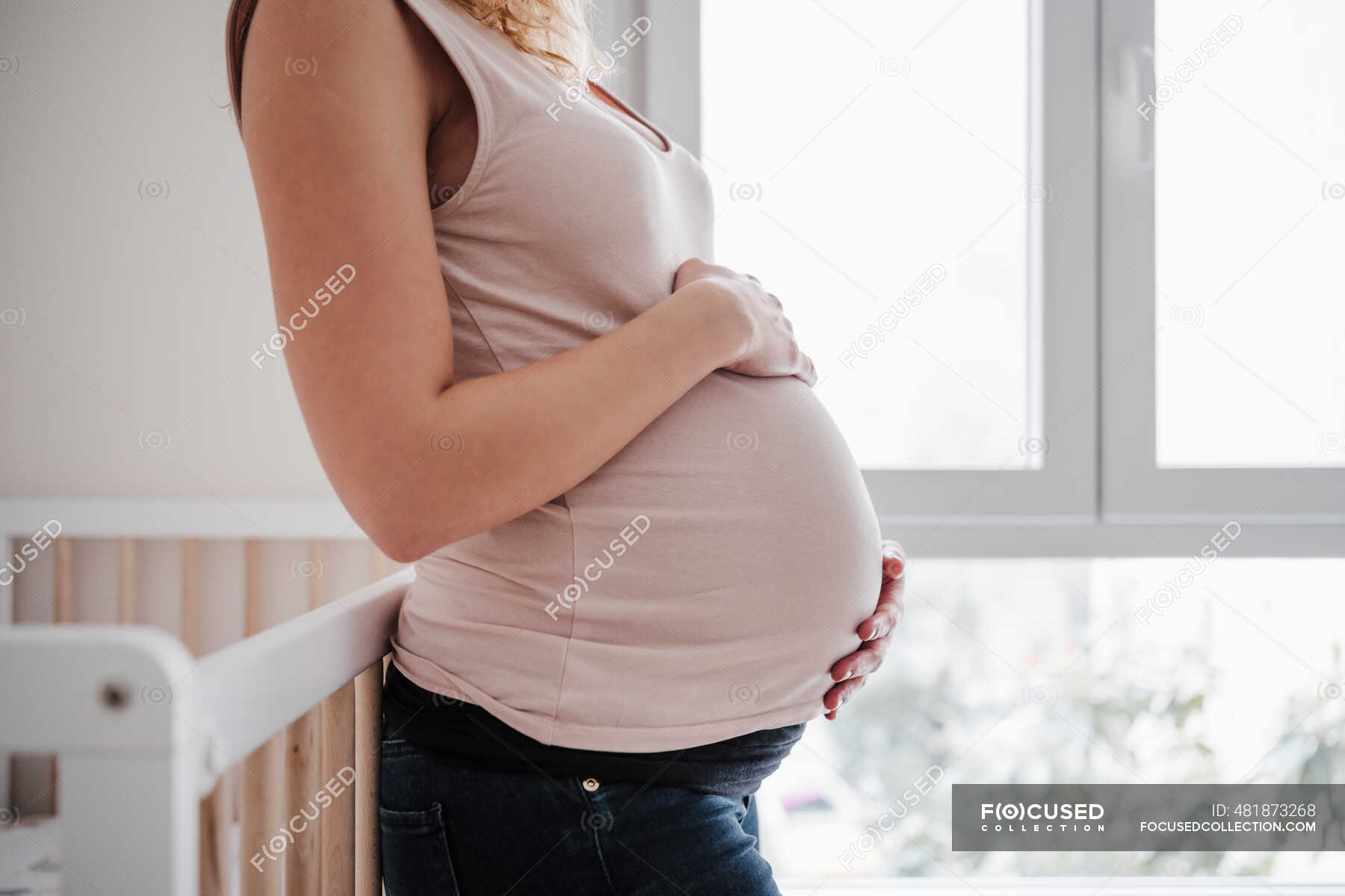 Schwangerer. The pregnant woman is by the Window.