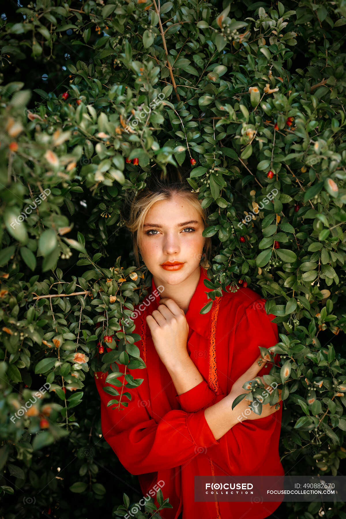 селфи на рабочем месте. блондинка дама краса деловая. блондинка дама краса деловая. богатая женщина. блондинка с сиренью.