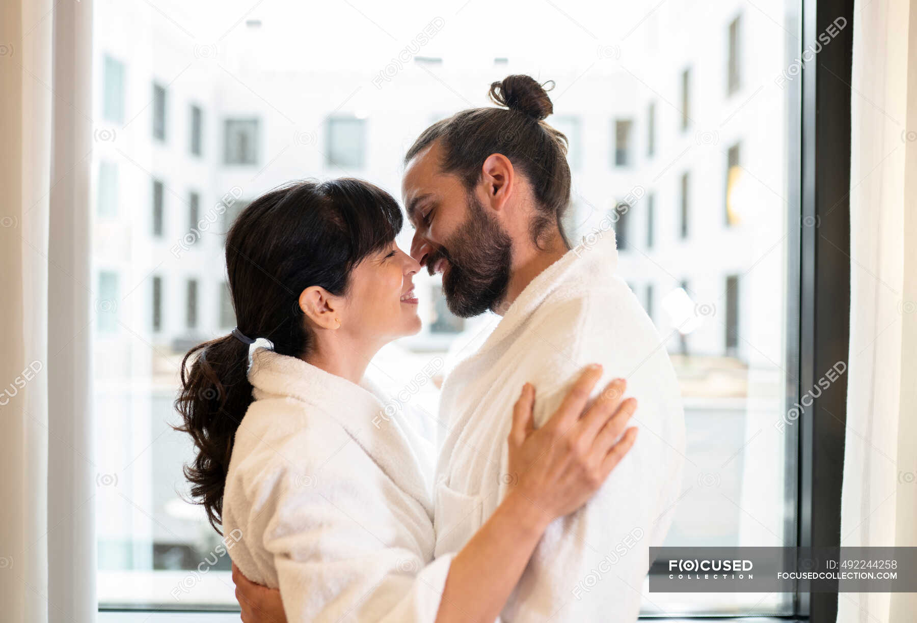 Mature Couple Doing Romance In Hotel Suite — Hispanic Leisure Stock