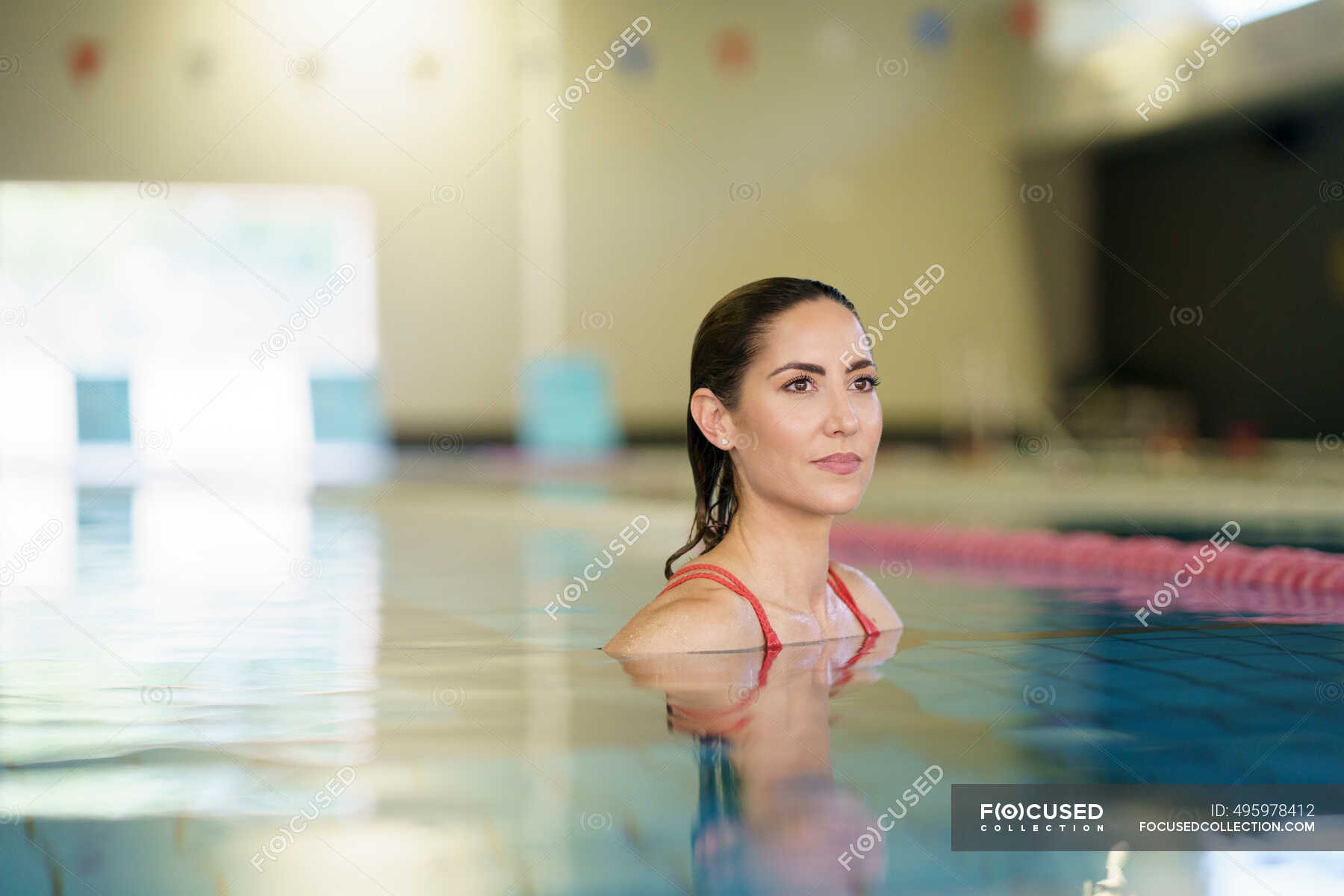 Зрелая девушка возле бассейна