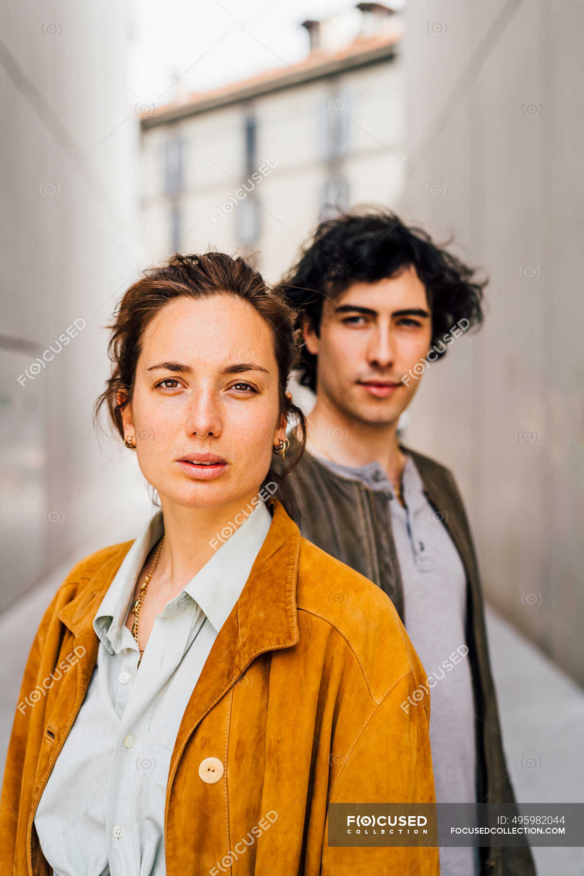 Novia mirando fijamente con novio de pie en el fondo — adultos, unidad