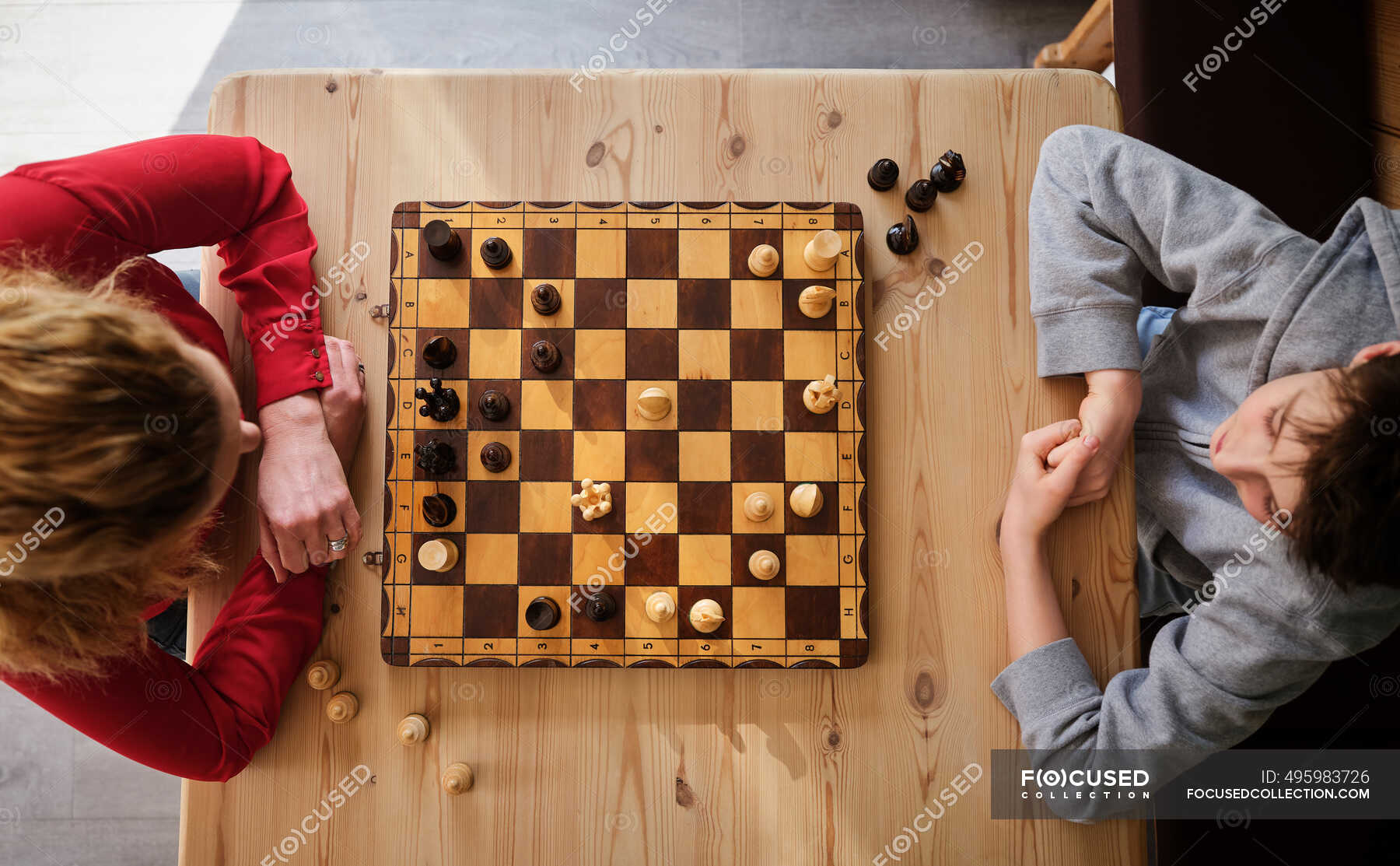 Jogar Xadrez Como Uma Maneira De Se Divertir Enquanto Fica Em Casa Com Sua  Família Imagem de Stock - Imagem de tabuleiro, arremesso: 179099681