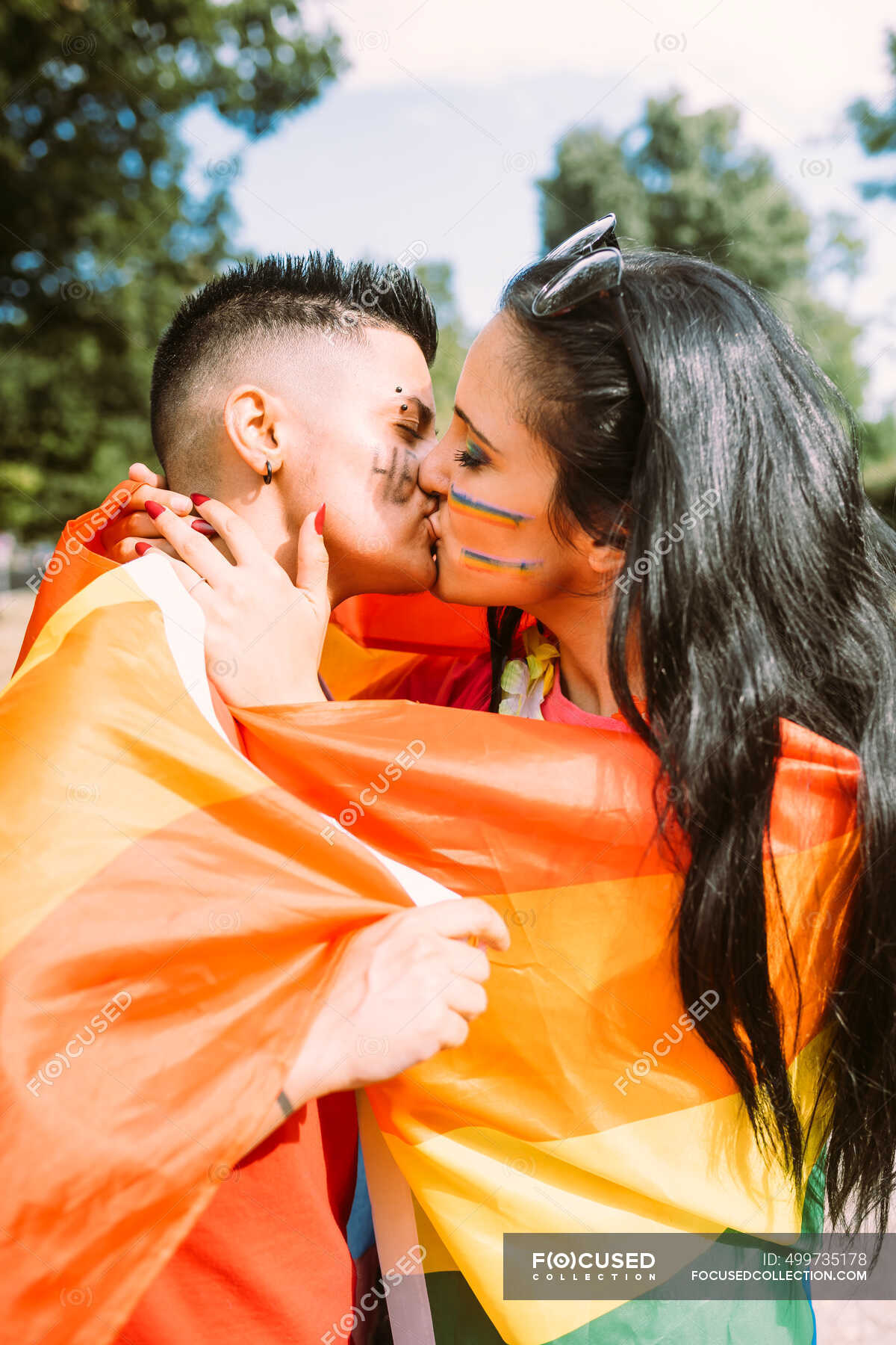 Young Lesbian Couple Kissing In Park — Female Togetherness Stock