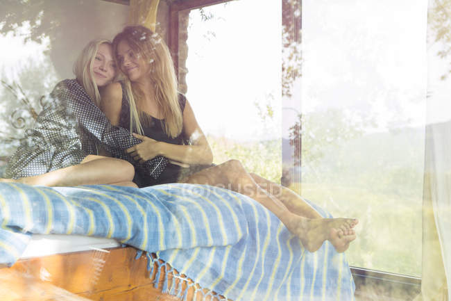 Casal feminino acordando na cama — Fotografia de Stock