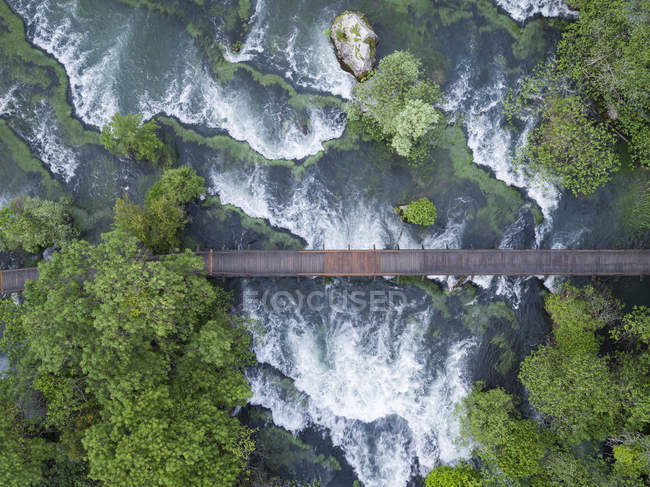 Croacia, Sibenik, Parque Nacional Krka, vista aérea de la cascada - foto de stock