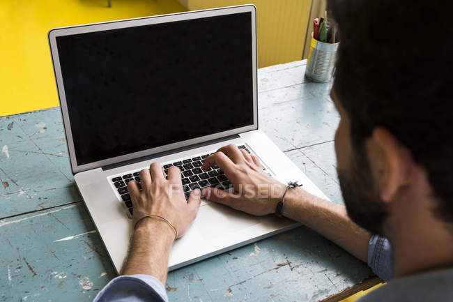 Mann arbeitet mit seinem Laptop — Stockfoto