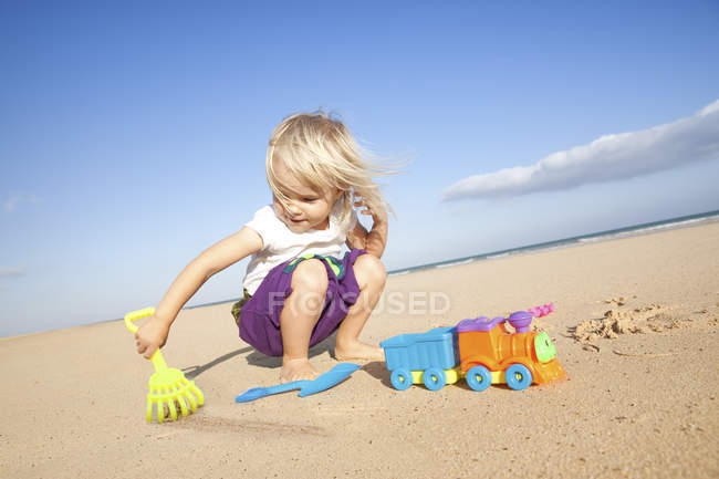 Chica jugando en la playa - foto de stock