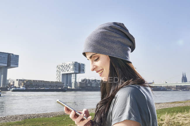 Mulher usando telefone celular — Fotografia de Stock