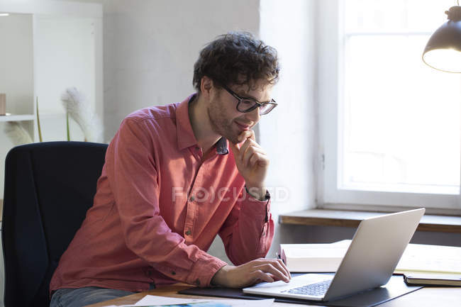 Mann mit Brille mit Laptop — Stockfoto