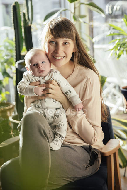 Madre Holding neonato — Foto stock