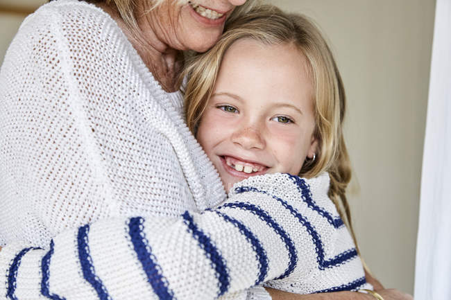 Nonna baciare nipote — Foto stock