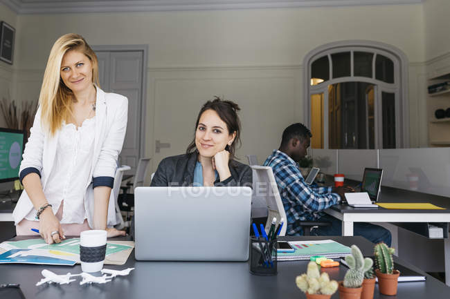 Junge Unternehmerinnen arbeiten zusammen — Stockfoto