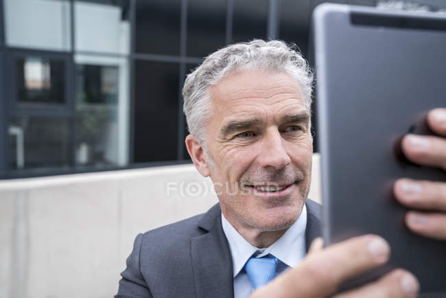 Uomo D Affari Che Prende Selfie Con Smartphone Collegamento Tecnologia Stock Photo 164835098