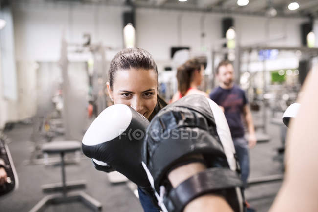 Mulheres boxe no ginásio — Fotografia de Stock