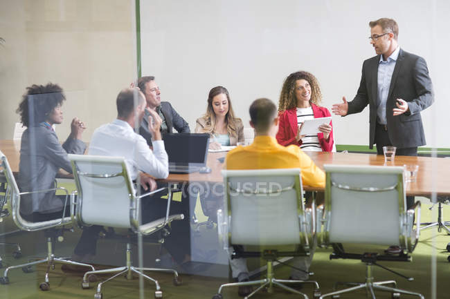 Geschäftsmann leitet ein Treffen — Stockfoto