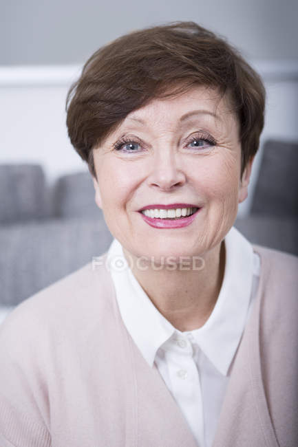 Seniorin lächelt in Kamera — Stockfoto