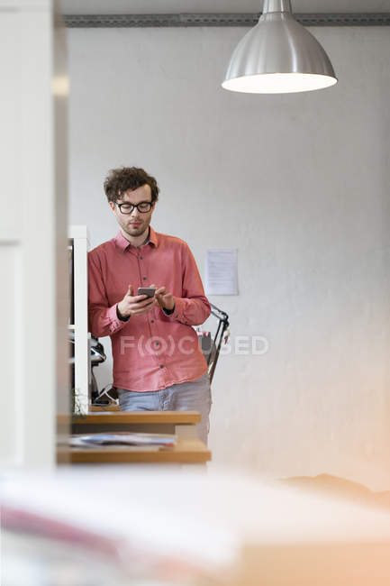 Mann benutzte Handy — Stockfoto