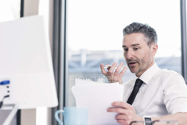 Geschäftsmann telefoniert — Stockfoto