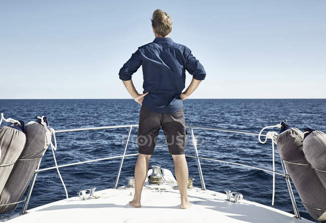 Uomo in piedi su yacht a motore — Foto stock