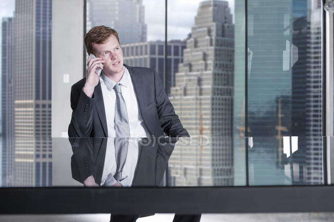 Homme d'affaires au téléphone au bureau — Photo de stock
