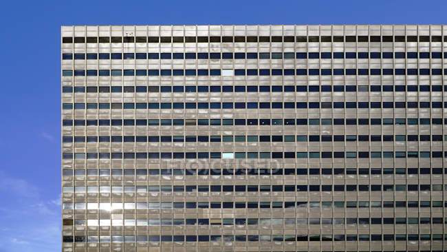 Facciata di un moderno edificio per uffici — Foto stock