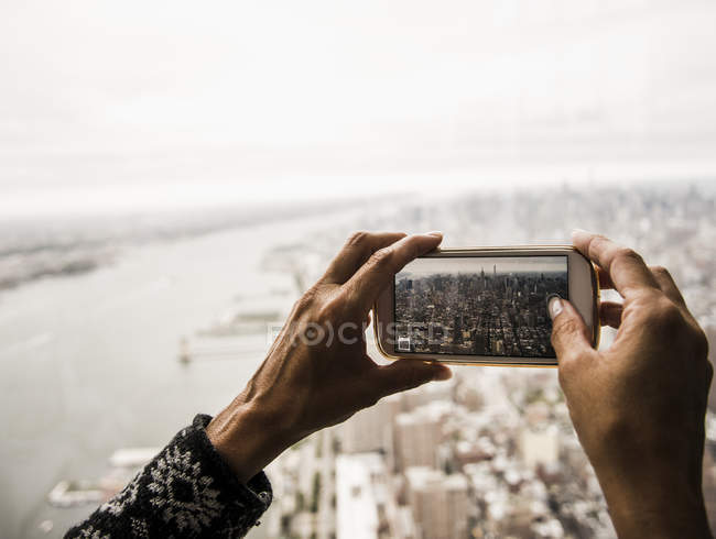 Mani femminili scattare foto con smartphone — Foto stock