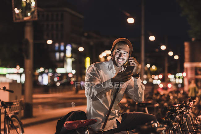 Mann benutzte Handy auf Straße — Stockfoto