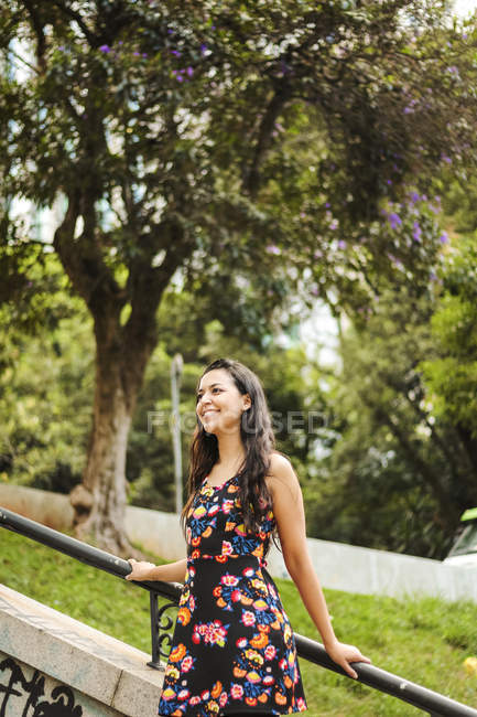 Jeune femme souriante — Photo de stock