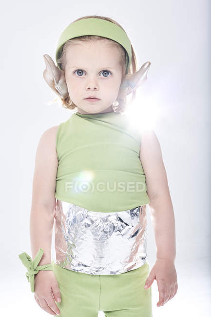 Fille habillée en alien — Photo de stock