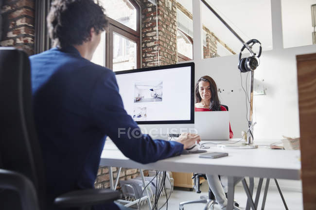 Uomini d'affari che lavorano insieme in ufficio — Foto stock