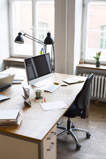 Schreibtisch mit Dokumenten und Computerbildschirm — Stockfoto