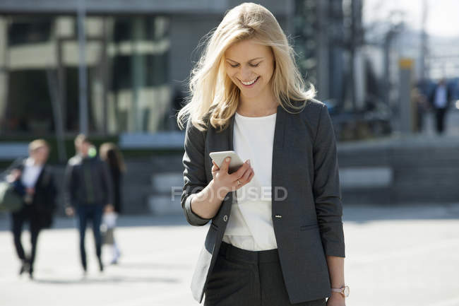 Безробітна жінка за допомогою мобільного телефону. — стокове фото