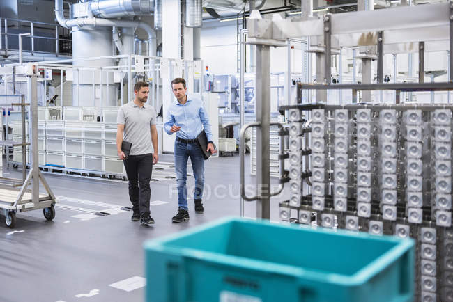Uomini che camminano in negozio — Foto stock