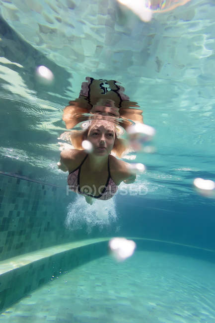 Donna immersioni subacquee — Foto stock