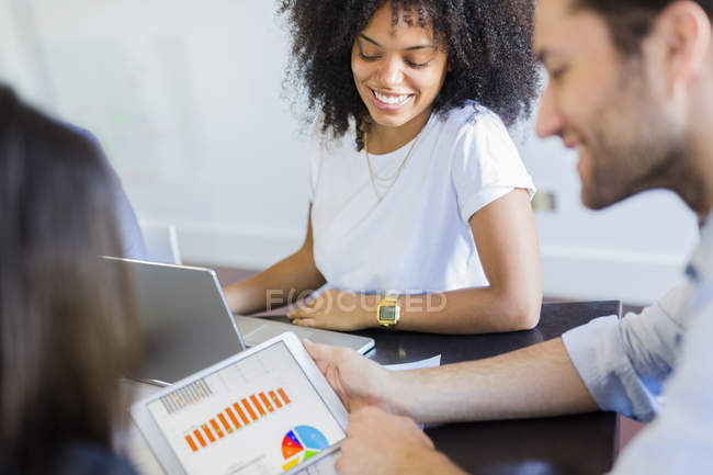 Gente de negocios analizando datos - foto de stock