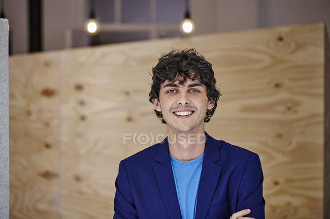 Mann steht im modernen Büro — Stockfoto