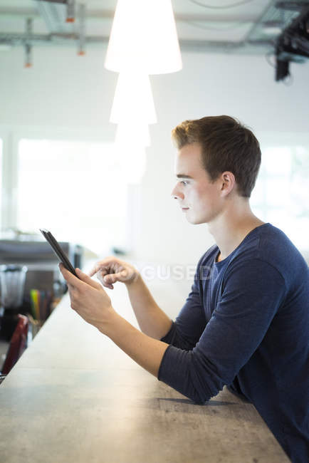 Mann mit Tablet — Stockfoto