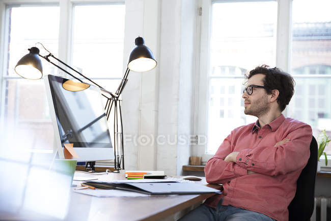 Man sitting at desk in office — Stock Photo
