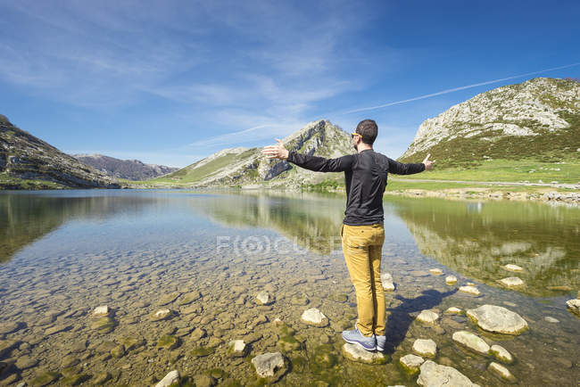 Чоловік, що стоїть на озеро та — стокове фото