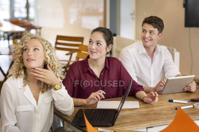Geschäftsleute bei einem Workshop im Büro — Stockfoto