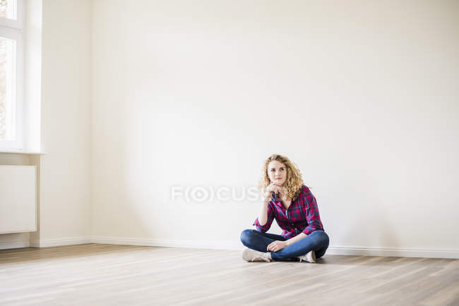 Donna seduta sul pavimento — Foto stock