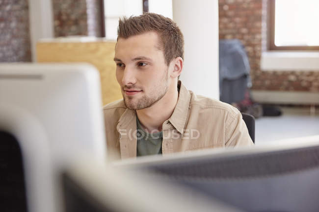 Hombre usando computadora en la oficina - foto de stock
